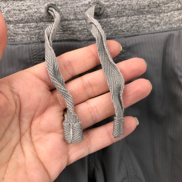 *Small flaw Ivivva by Lululemon Live to Move crop - Picture 3 of 12